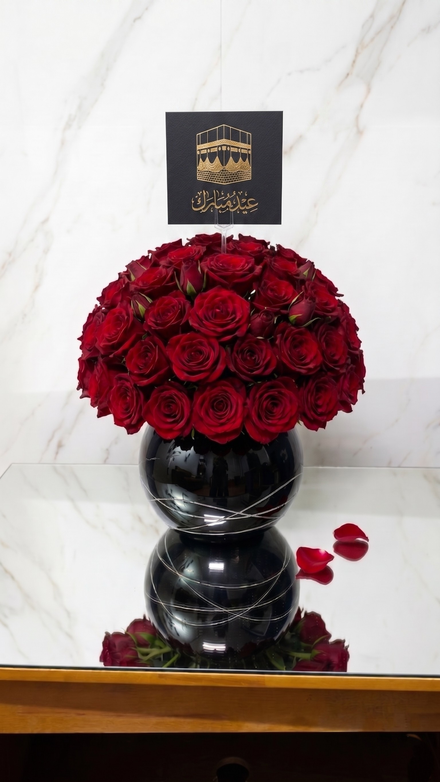 تنسيق فازة ورد أحمر فاخر عيد مبارك